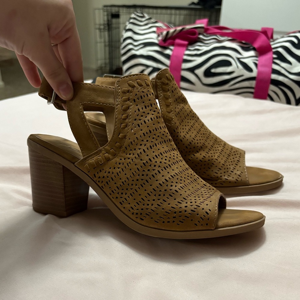 Tan Cut-Out Block Heel Sandals – Size 7